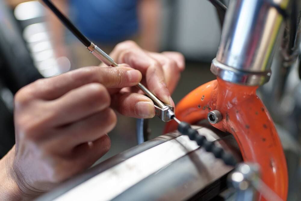 Personne vérifiant un vélo